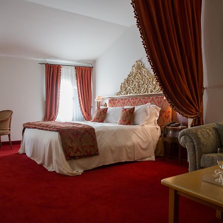 Hotel Villa Condulmer Mogliano Veneto Exterior foto A suite at the hotel