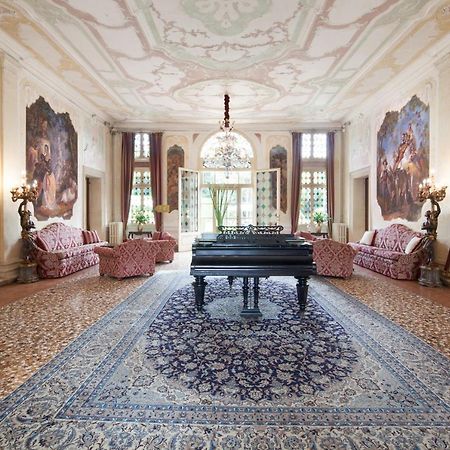 Hotel Villa Condulmer Mogliano Veneto Exterior foto The interior of the villa