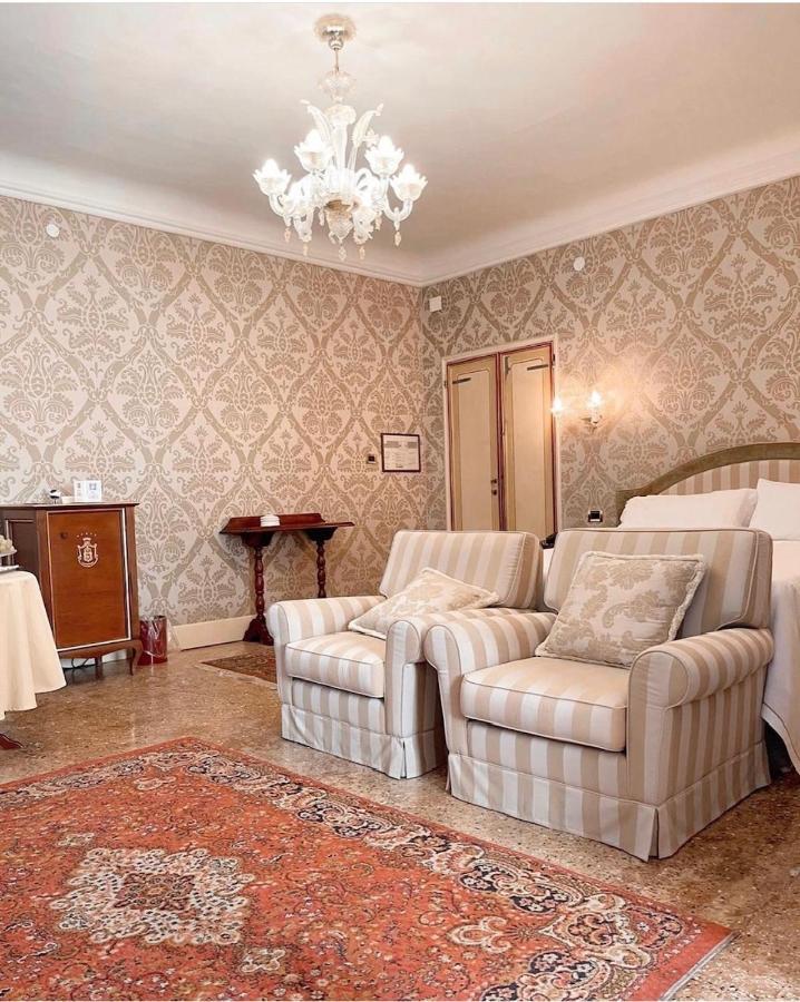 Hotel Villa Condulmer Mogliano Veneto Exterior foto A room at the hotel