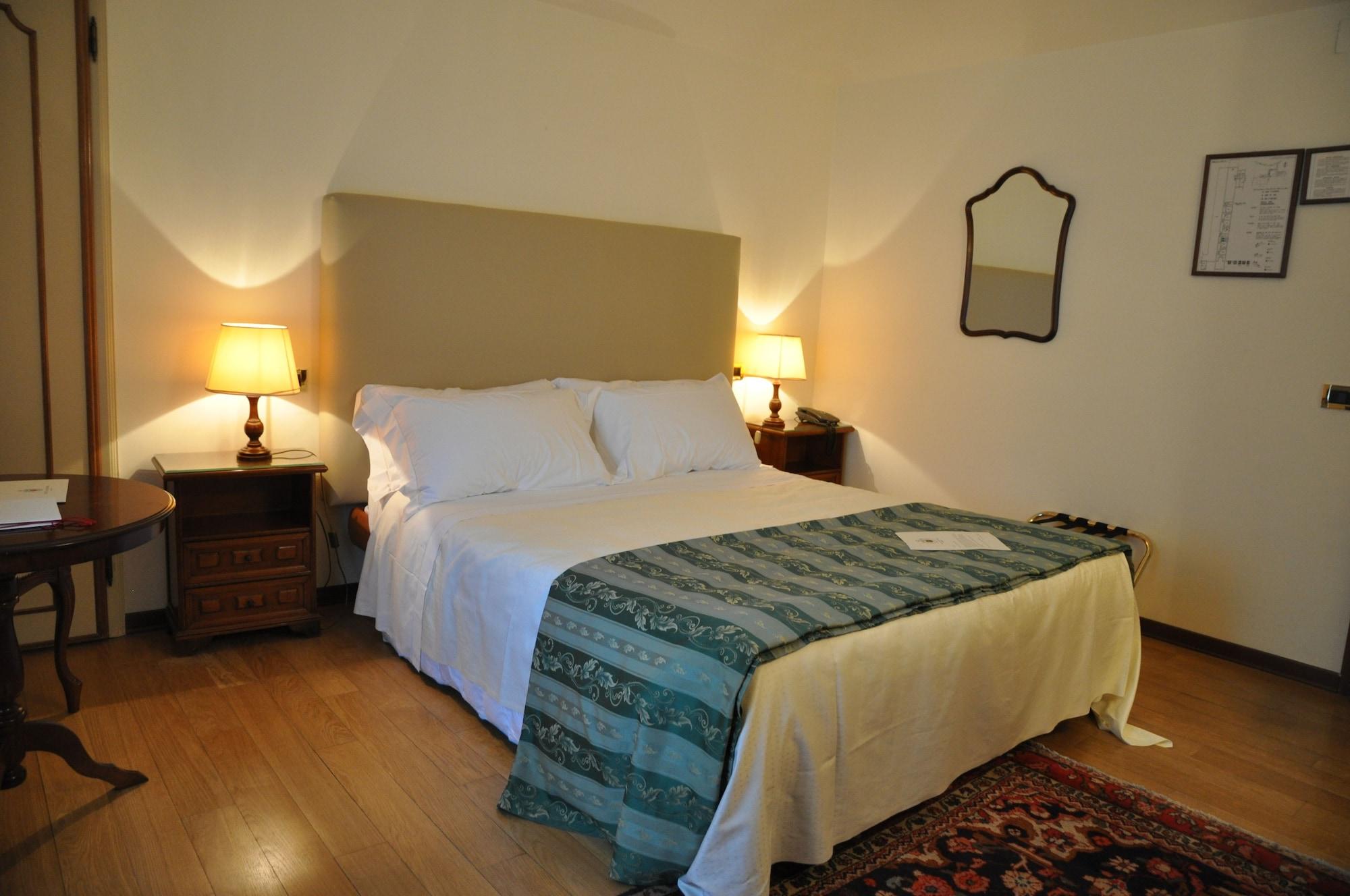 Hotel Villa Condulmer Mogliano Veneto Exterior foto A guest room at the hotel