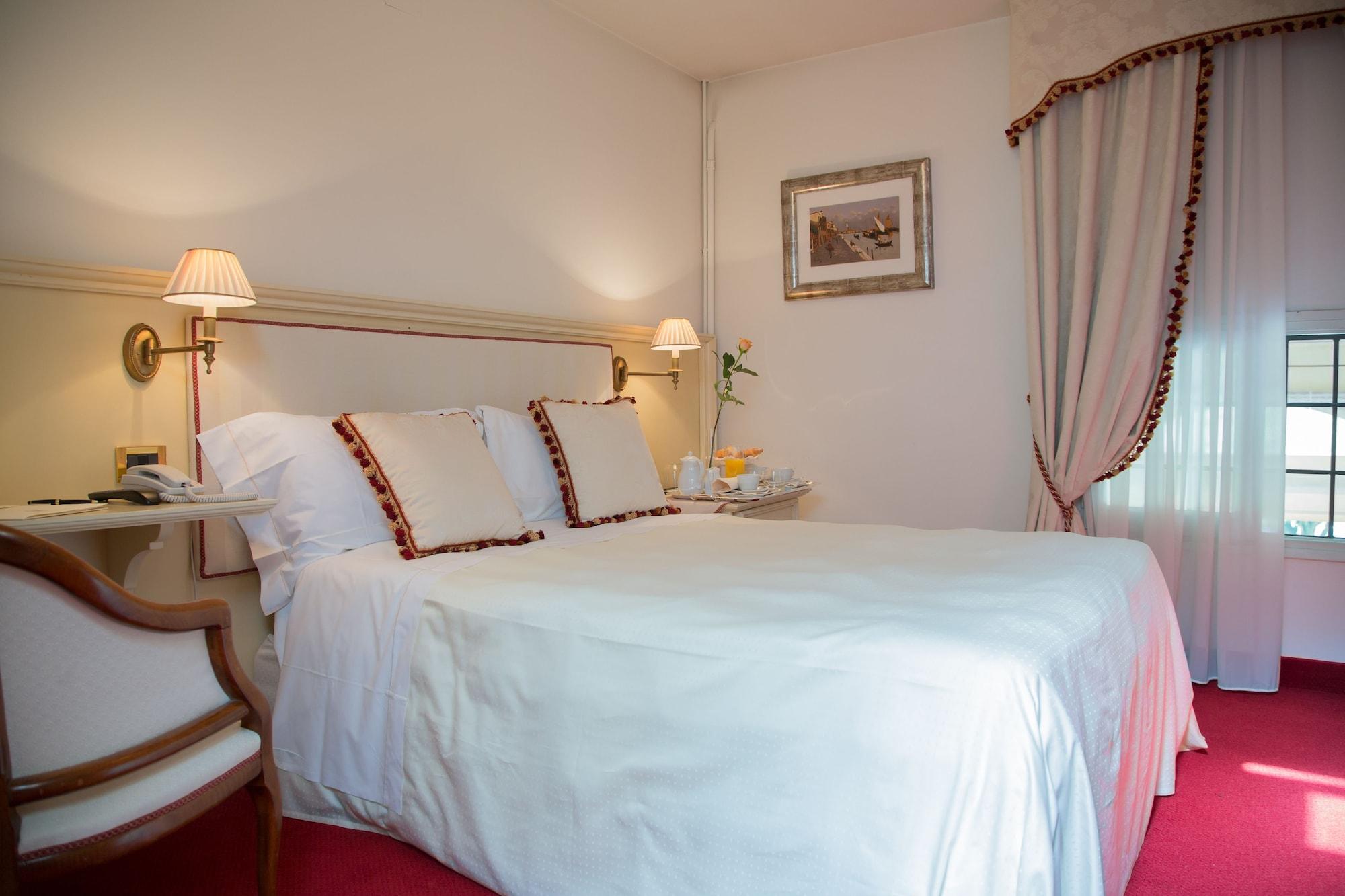 Hotel Villa Condulmer Mogliano Veneto Exterior foto A room at the hotel