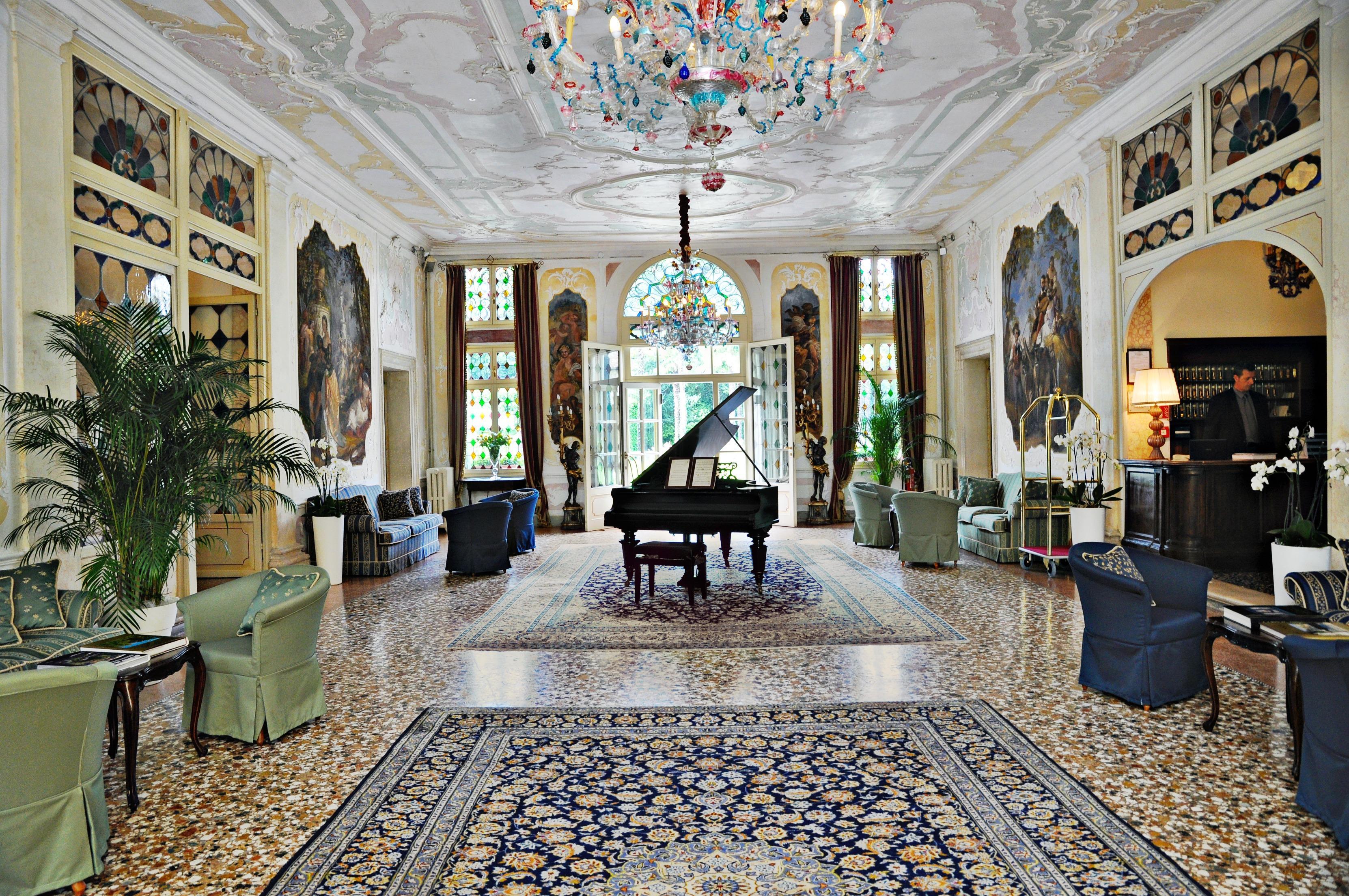 Hotel Villa Condulmer Mogliano Veneto Exterior foto The lobby of the Hotel de la Paix