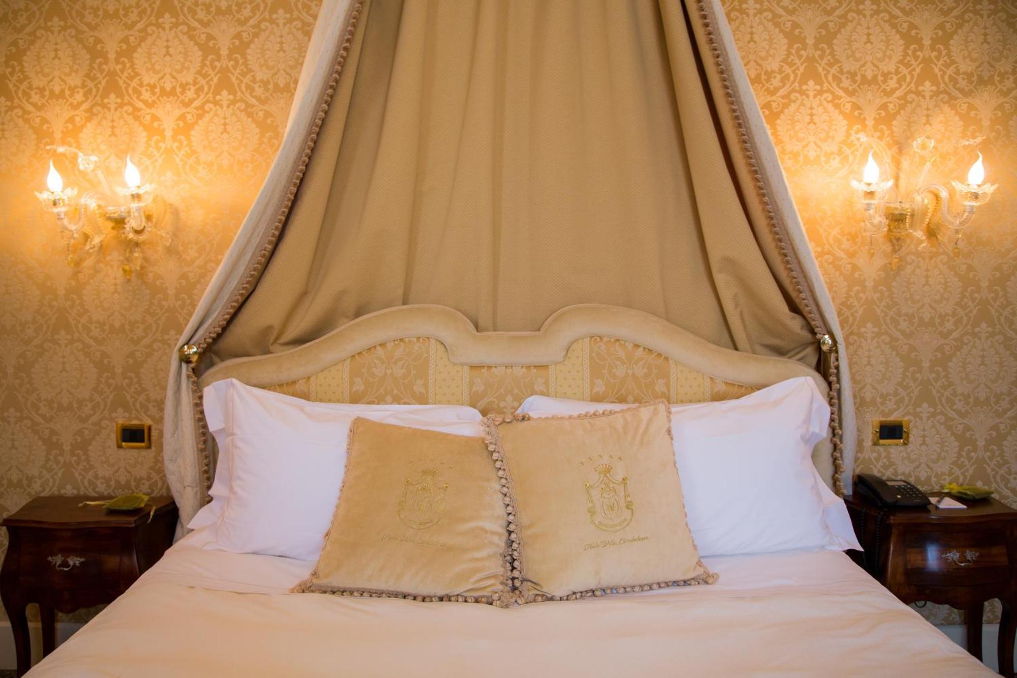 Hotel Villa Condulmer Mogliano Veneto Quarto foto A bed with a four-poster