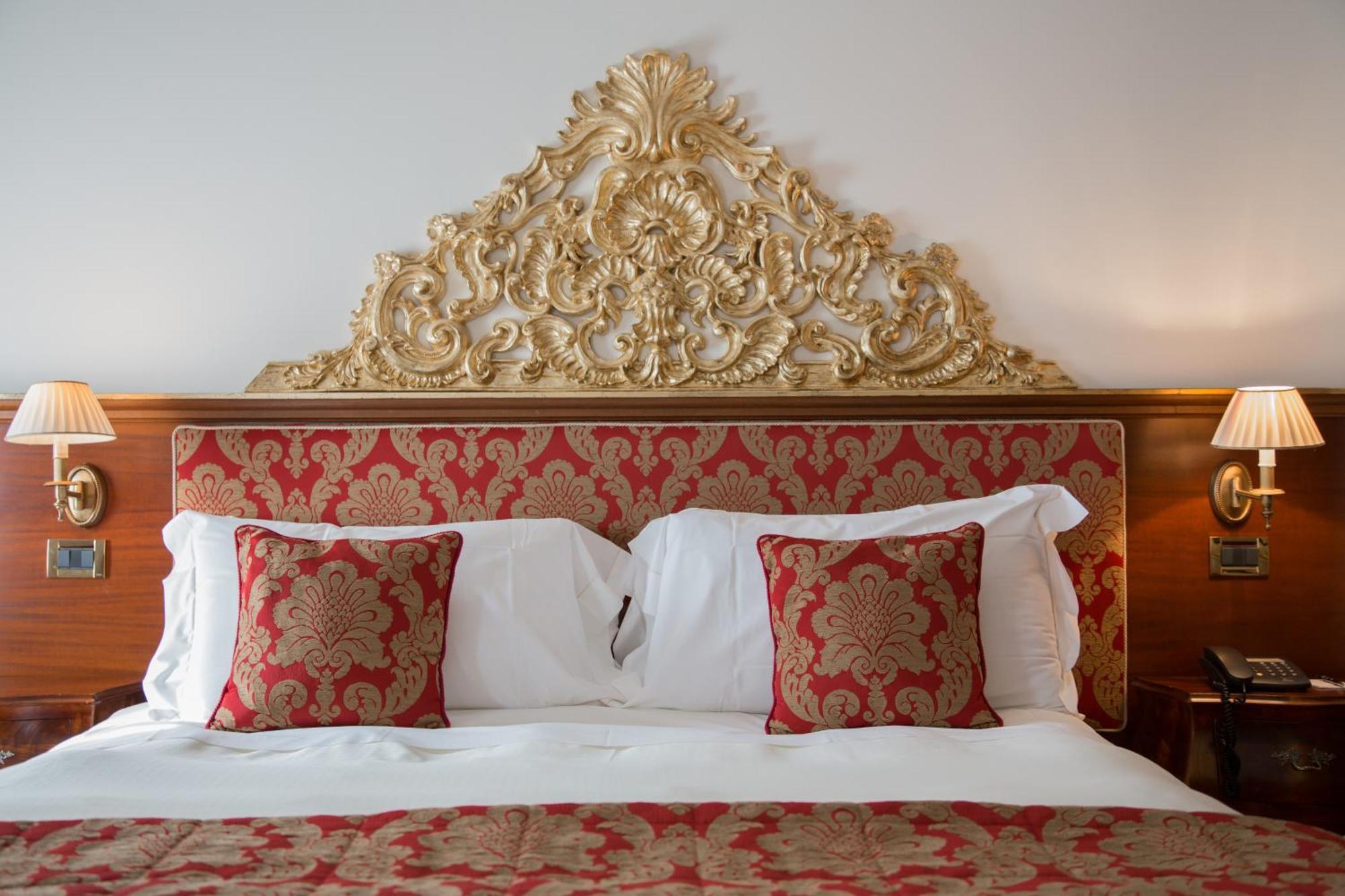 Hotel Villa Condulmer Mogliano Veneto Quarto foto A bed with a headboard