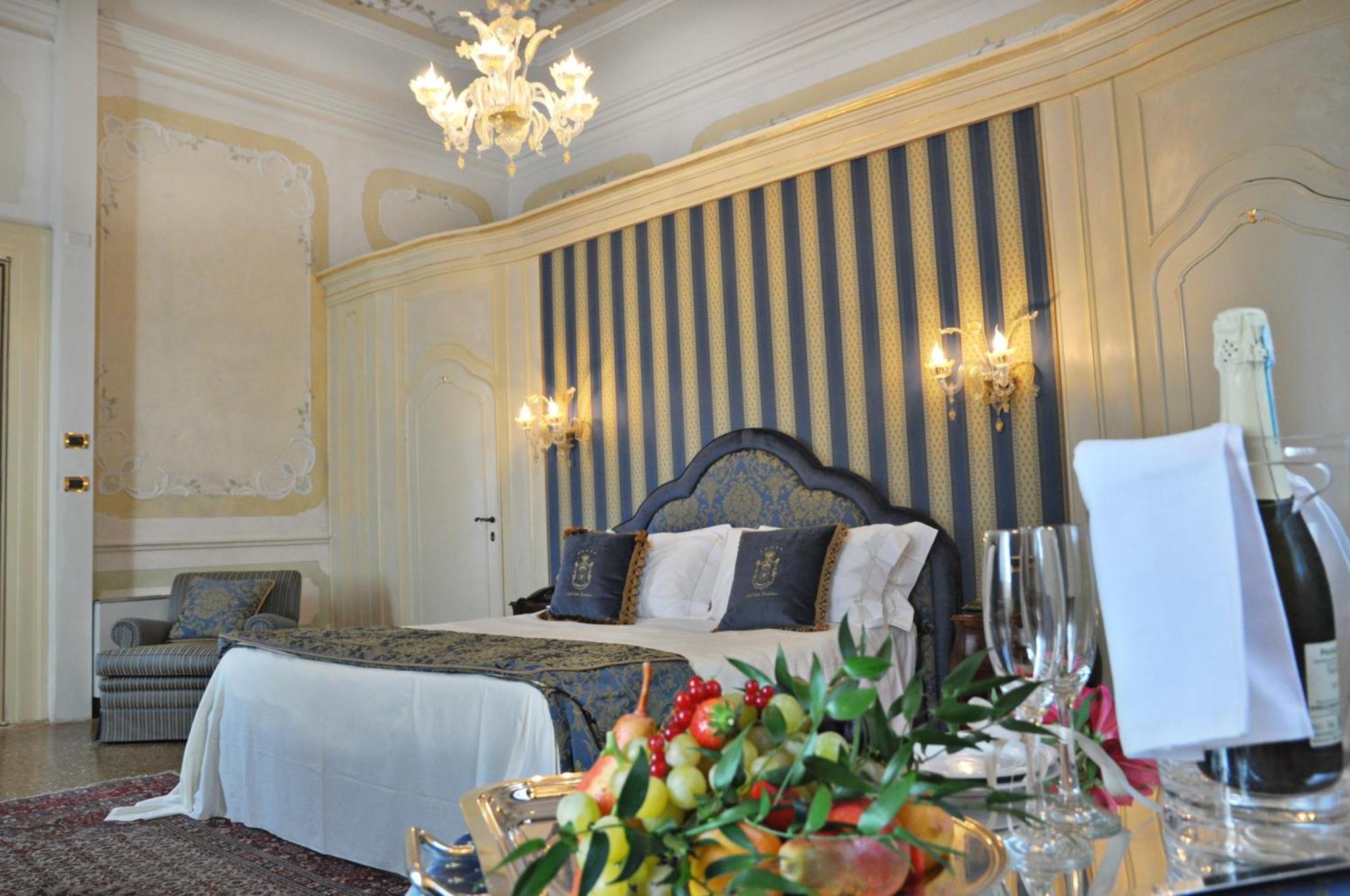 Hotel Villa Condulmer Mogliano Veneto Quarto foto A suite at the hotel