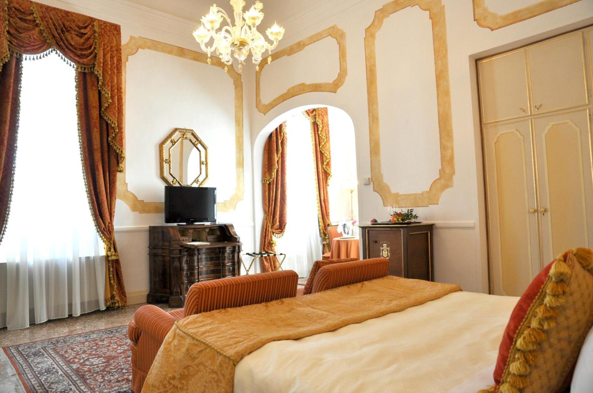 Hotel Villa Condulmer Mogliano Veneto Quarto foto A room at the hotel