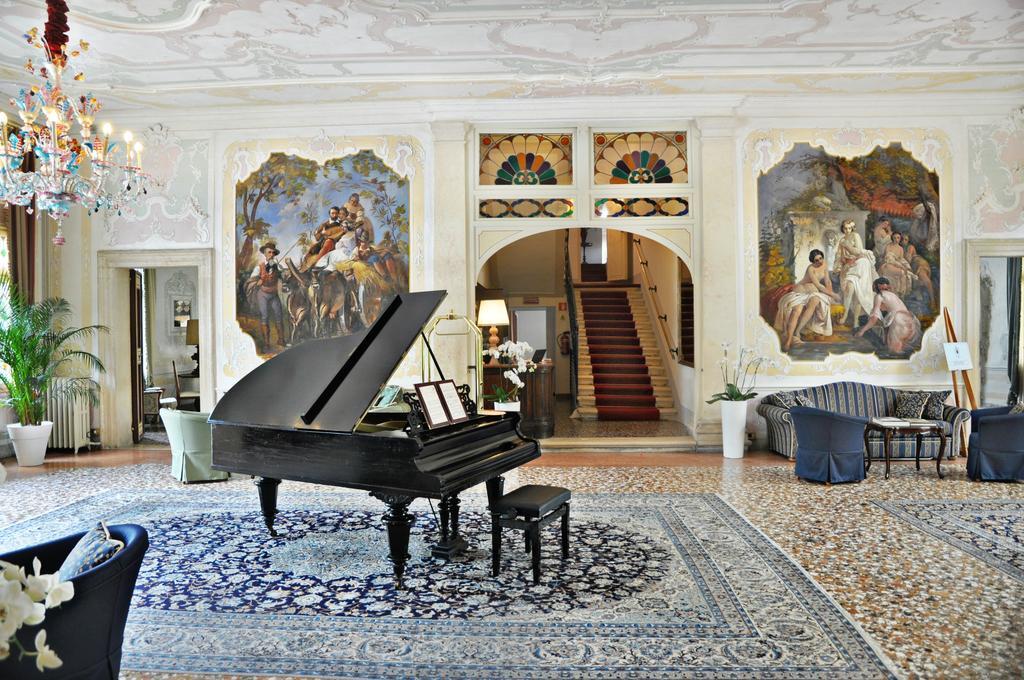 Hotel Villa Condulmer Mogliano Veneto Exterior foto The interior of the villa