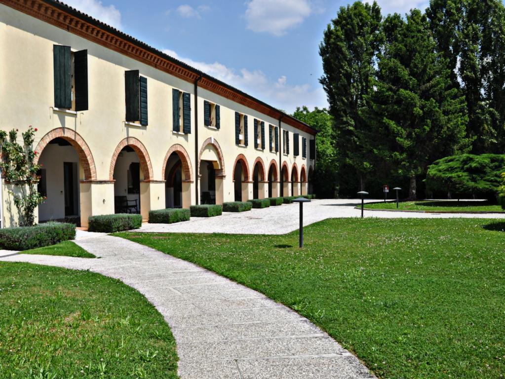 Hotel Villa Condulmer Mogliano Veneto Exterior foto The cloister of the Abbey of San Pietro in Ciel d'Oro