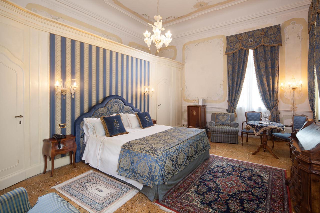 Hotel Villa Condulmer Mogliano Veneto Exterior foto A room at the hotel