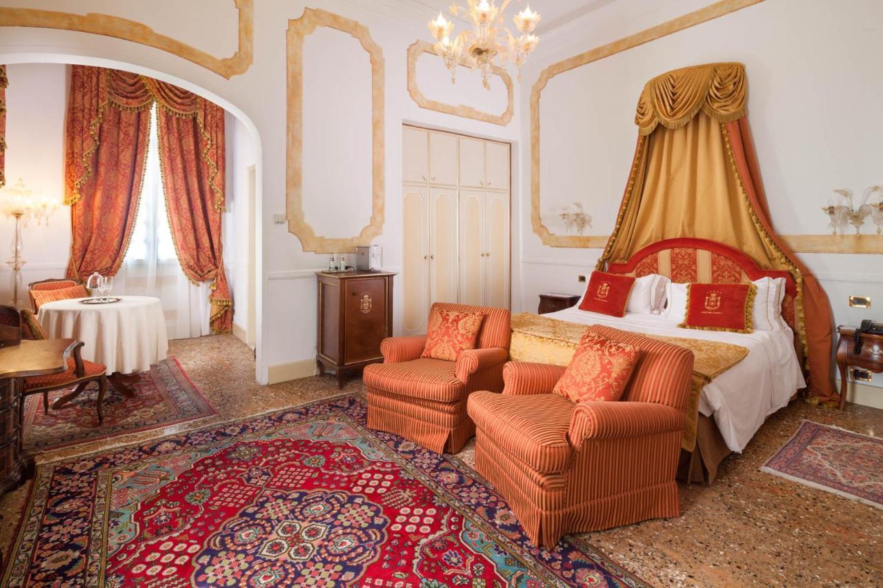Hotel Villa Condulmer Mogliano Veneto Exterior foto A room at the hotel