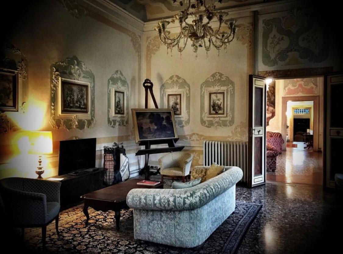 Hotel Villa Condulmer Mogliano Veneto Exterior foto The interior of the villa