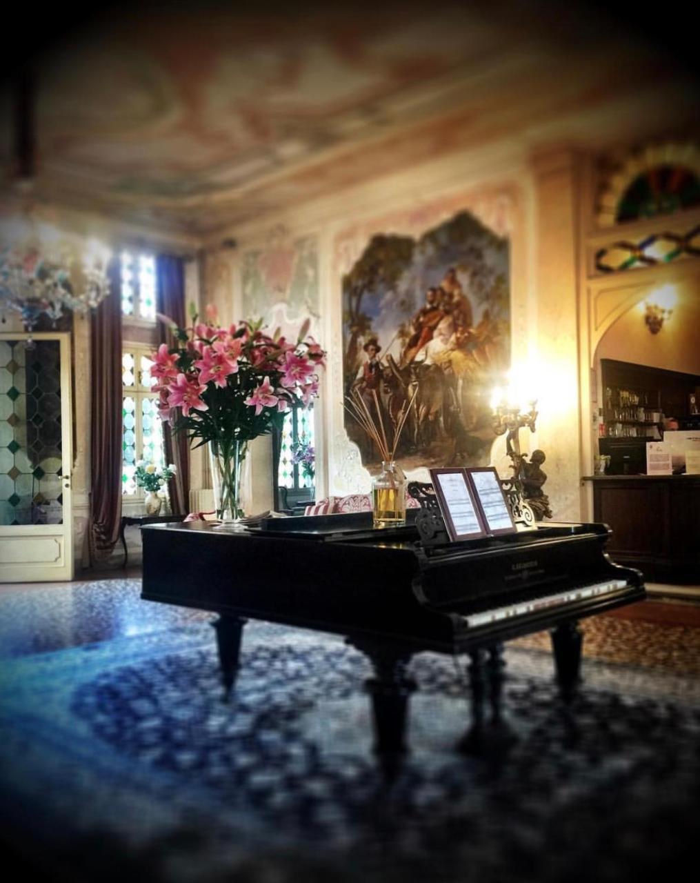 Hotel Villa Condulmer Mogliano Veneto Exterior foto The piano in the living room of the house