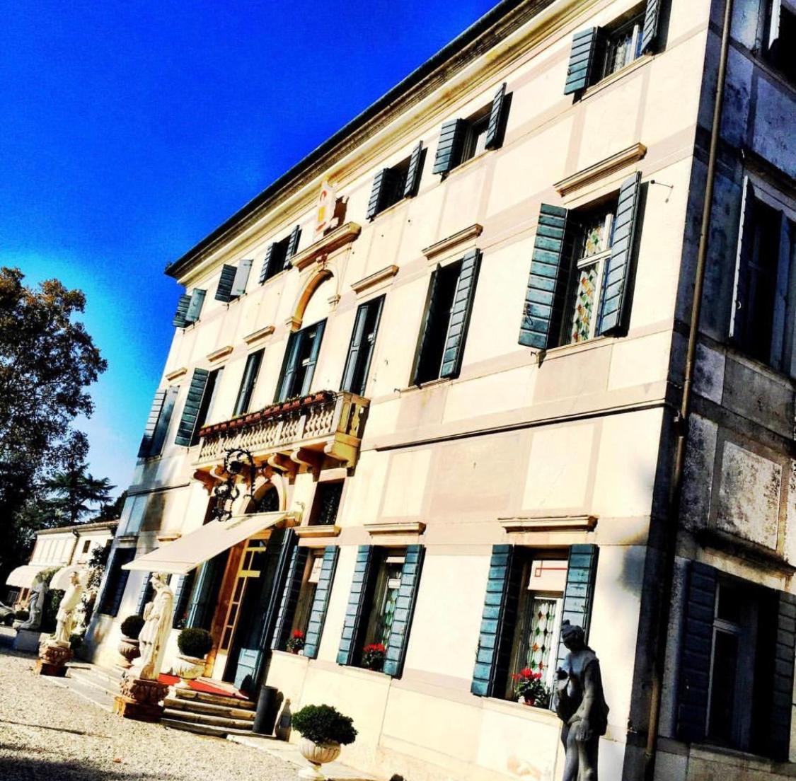 Hotel Villa Condulmer Mogliano Veneto Exterior foto The house of the poet in the town of San Vittore Olona