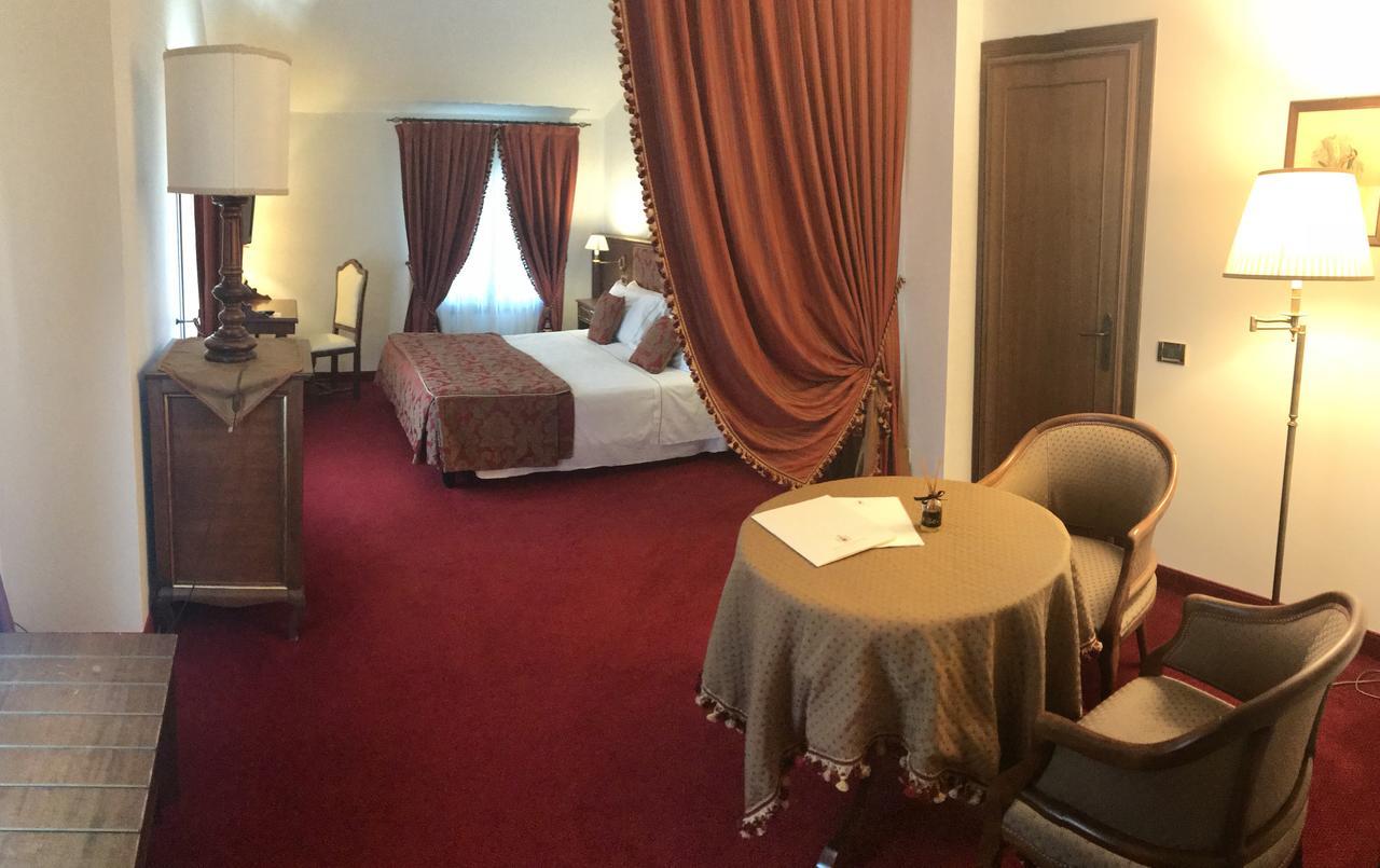 Hotel Villa Condulmer Mogliano Veneto Exterior foto A room at the hotel