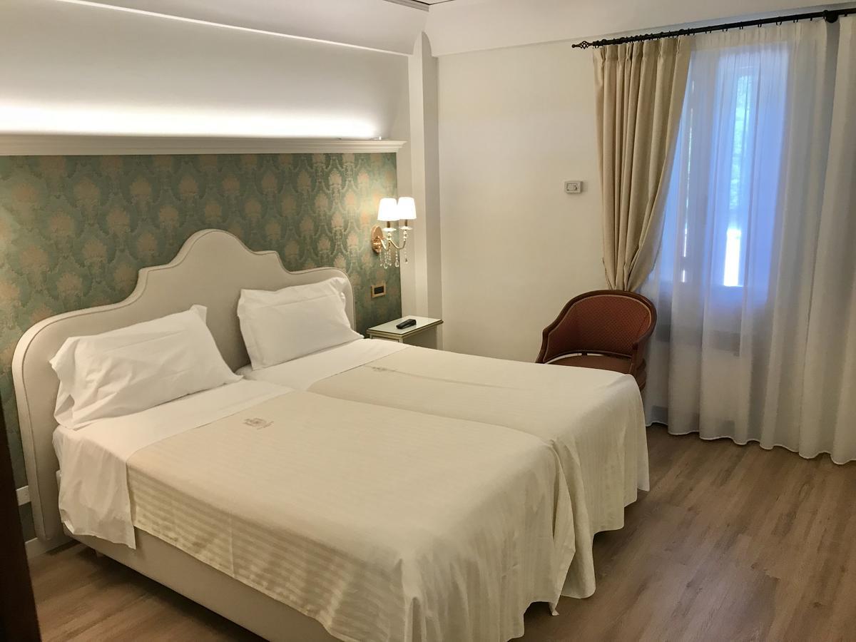 Hotel Villa Condulmer Mogliano Veneto Exterior foto A room at the hotel