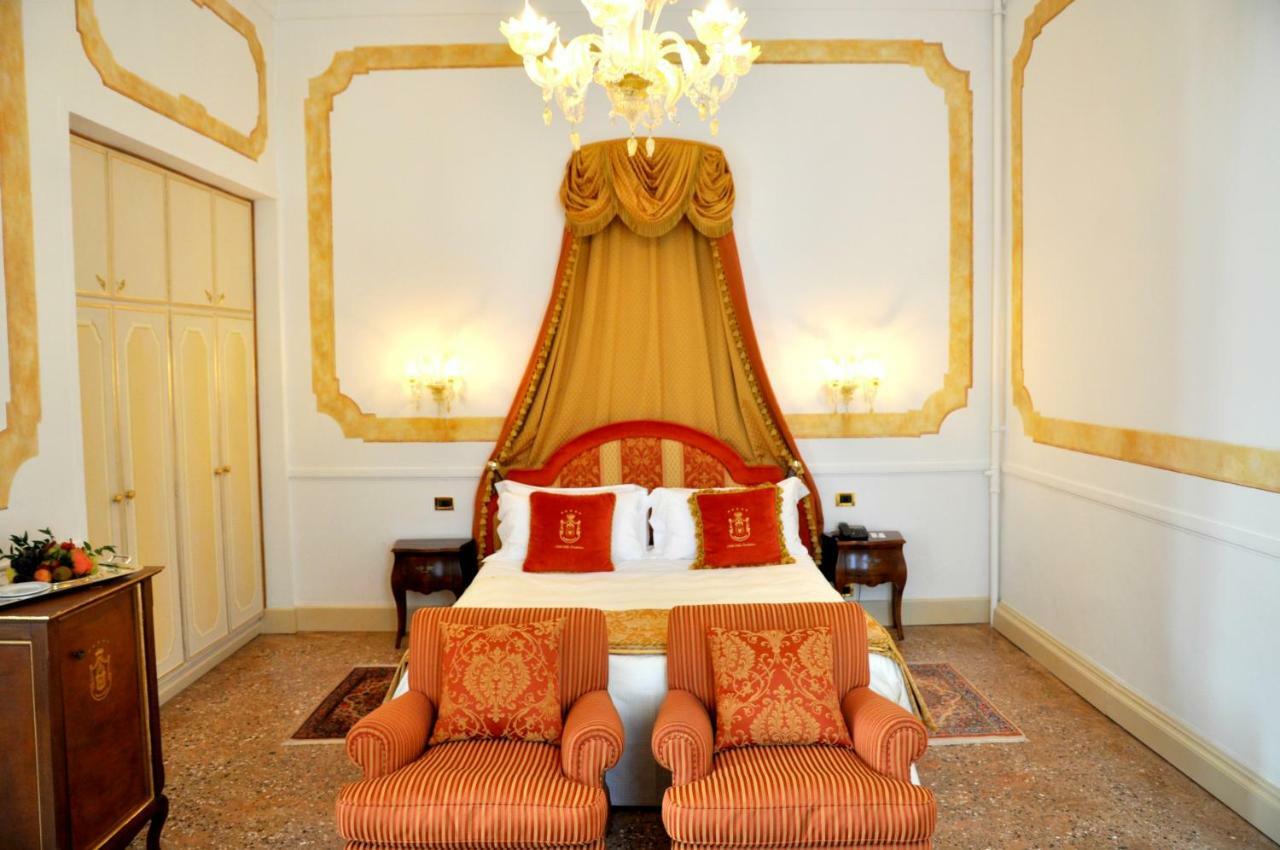 Hotel Villa Condulmer Mogliano Veneto Exterior foto A room at the hotel